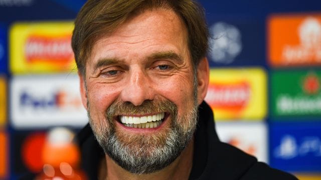 Jürgen Klopp, Trainer vom FC Liverpool, lächelt während einer Pressekonferenz.