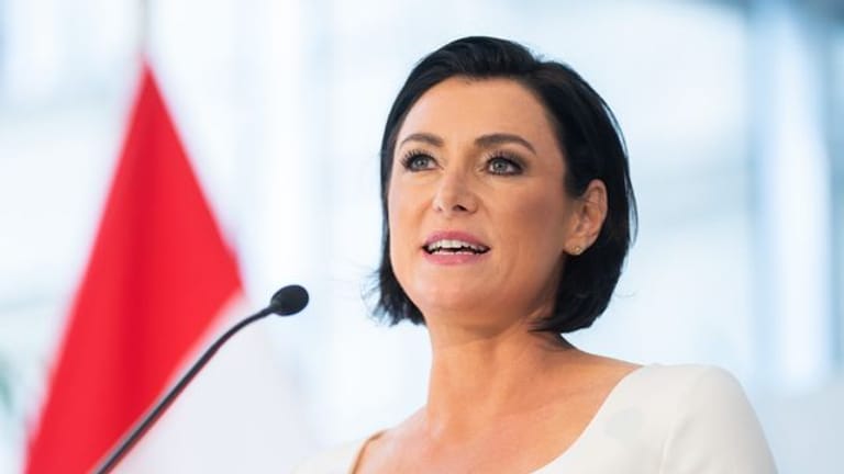 Österreichs Tourismusministerin Elisabeth Köstinger (ÖVP) gibt in einer persönlichen Erklärung ihren Rücktritt bekannt.