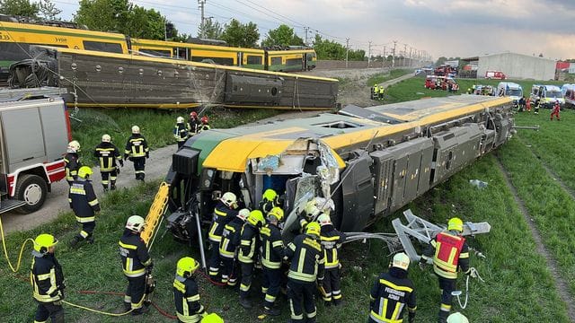 Rettungskräfte an der Unfallstelle nahe Wien. Rettungskräfte an der Unfallstelle nahe Wien.