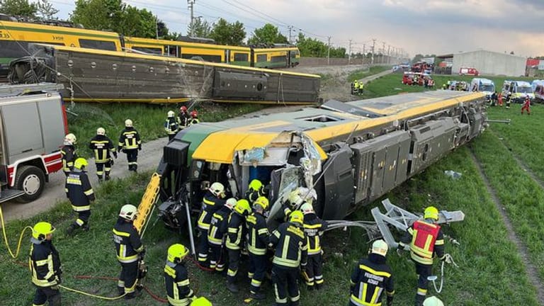 Rettungskräfte an der Unfallstelle nahe Wien.