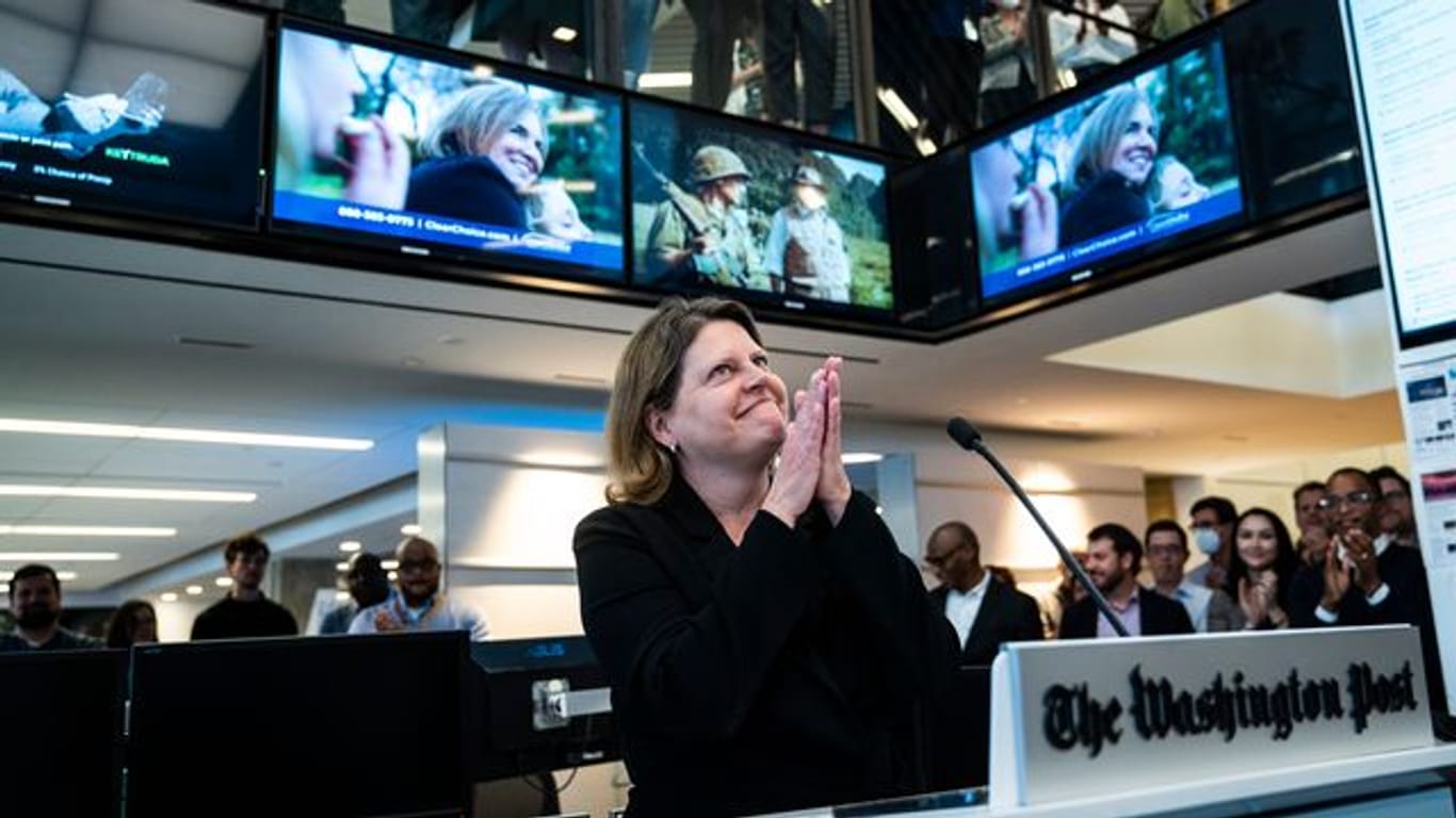 Die leitende Redakteurin Sally Buzbee feiert in der Nachrichtenredaktion der "Washington Post" die Auszeichnung mit dem Pulitzer-Preis.