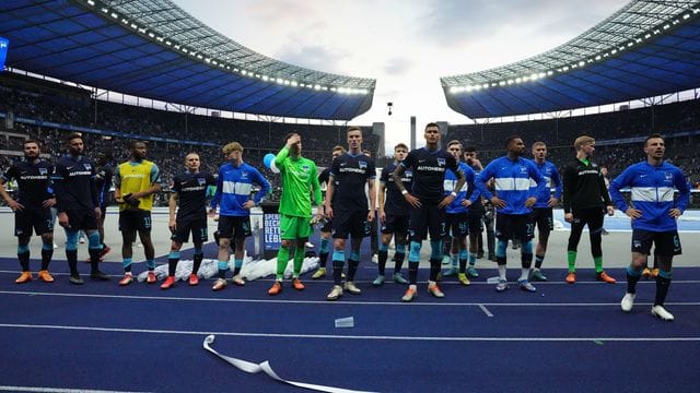 Herthas Spieler stehen nach dem Schlusspfiff gegen Mainz vor den Fans in der Ostkurve.