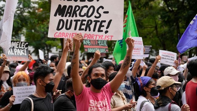 Ein Demonstrant protestiert gegen das Wahlergebnis auf den Philippinen.