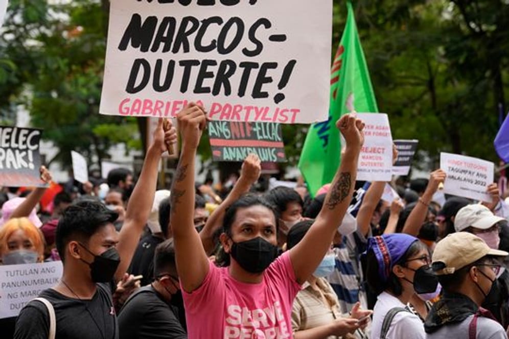 Ein Demonstrant protestiert gegen das Wahlergebnis auf den Philippinen.