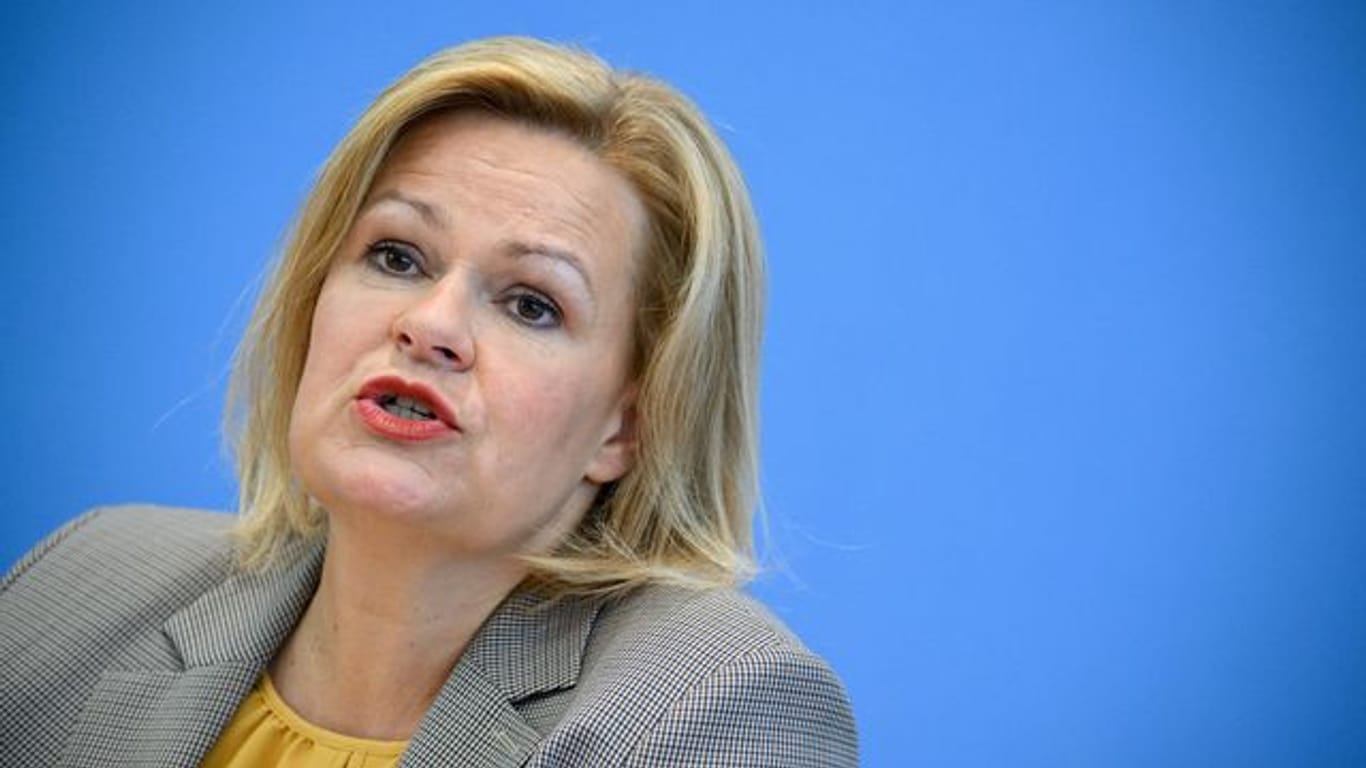 Bundesinnenministerin Nancy Faeser (SPD) stellt den Jahresbericht zu den Fallzahlen politisch motivierter Kriminalität vor.