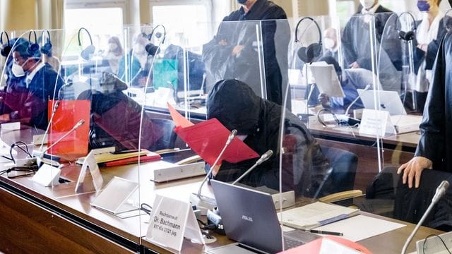 Der Prozess gegen elf Angeklagte vor dem Hanseatischen Oberlandesgericht wird unter Ausschluss der Öffentlichkeit geführt. Der Prozess gegen elf Angeklagte vor dem Hanseatischen Oberlandesgericht wird unter Ausschluss der Öffentlichkeit geführt.