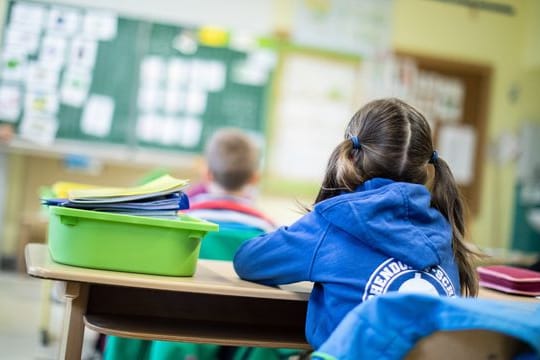 Ein Kind sitzt im Klassenzimmer: Im Vergleich zu früher schneiden schon Grundschüler immer schlechter ab.