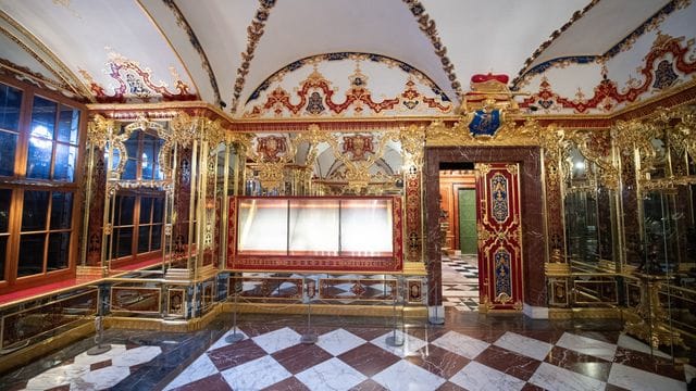 Eine bei dem Einbruch beschädigte Vitrine im Juwelenzimmer im Historischen Grünen Gewölbe im Dresdner Schloss (Archivbild von 2020). Eine bei dem Einbruch beschädigte Vitrine im Juwelenzimmer im Historischen Grünen Gewölbe im Dresdner Schloss (Archivbild von 2020).