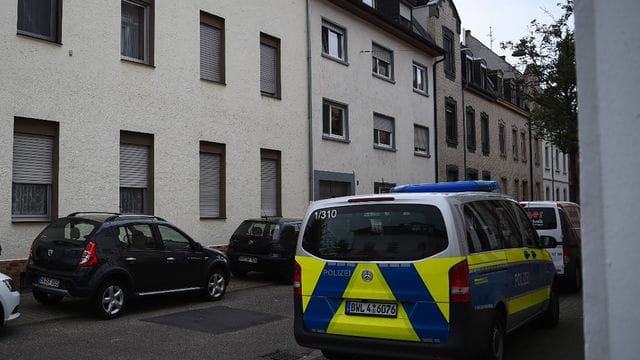 Fahrzeug der Polizei im Stadtteil Waldhof.