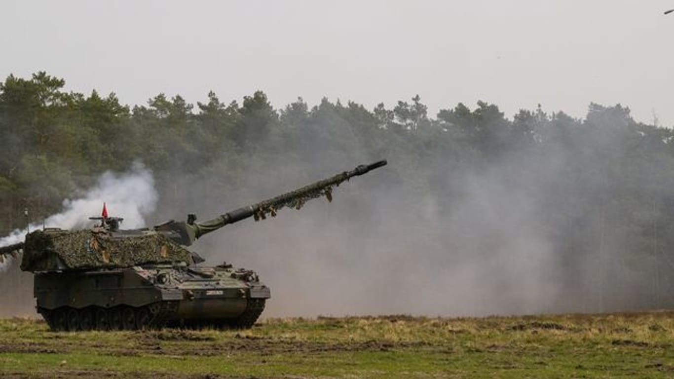 Panzerhaubitzen, wie sie die Ukraine bekommen soll, werden jeweils von fünf Soldaten bedient.