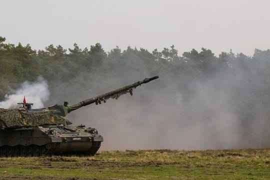 Panzerhaubitzen, wie sie die Ukraine bekommen soll, werden jeweils von fünf Soldaten bedient.