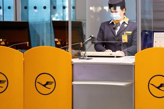 Eine Mitarbeiterin von Lufthansa bereitet an einem Gate am Flughafen München das Boarding für einen Flug vor.