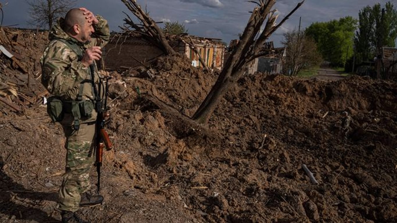 Ein ukrainischer Soldat inspiziert nach einem russischen Luftangriff in Bachmut das Terrain.