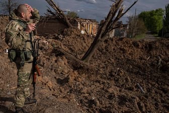 Ein ukrainischer Soldat inspiziert nach einem russischen Luftangriff in Bachmut das Terrain.