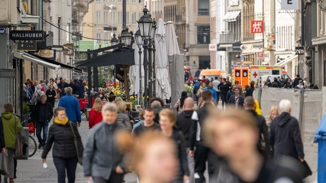 Menschen spazieren durch die Fußgängerzone in der Münchener Innenstadt.