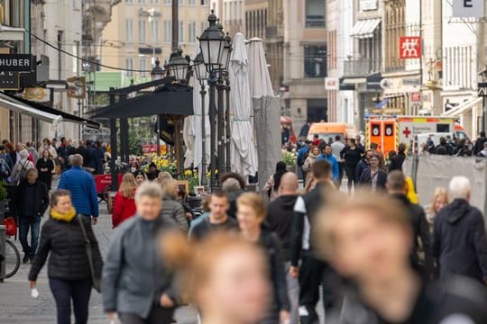 Menschen spazieren durch die Fußgängerzone in der Münchener Innenstadt.