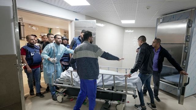 Die bekannte palästinensische Reporterin Shireen Abu Akleh ist bei der Berichterstattung über eine israelische Razzia in der besetzten Stadt Dschenin getötet worden. Die bekannte palästinensische Reporterin Shireen Abu Akleh ist bei der Berichterstattung über eine israelische Razzia in der besetzten Stadt Dschenin getötet worden.