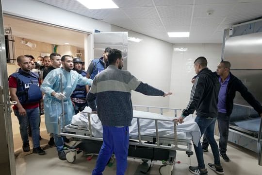Die bekannte palästinensische Reporterin Shireen Abu Akleh ist bei der Berichterstattung über eine israelische Razzia in der besetzten Stadt Dschenin getötet worden.