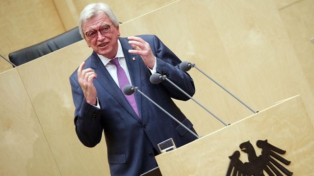 Hessens Ministerpräsident Volker Bouffier bemängelt, dass Gruppierungen wie Rentner und Studierende beim jüngsten Ergänzungshaushalt leer ausgehen.