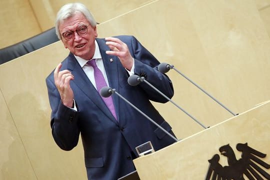 Hessens Ministerpräsident Volker Bouffier bemängelt, dass Gruppierungen wie Rentner und Studierende beim jüngsten Ergänzungshaushalt leer ausgehen.