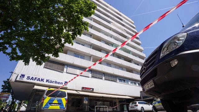 Flatterband der Polizei hängt vor dem Hochhaus, in dem am Morgen ein totes Mädchen gefunden wurde. Flatterband der Polizei hängt vor dem Hochhaus, in dem am Morgen ein totes Mädchen gefunden wurde.