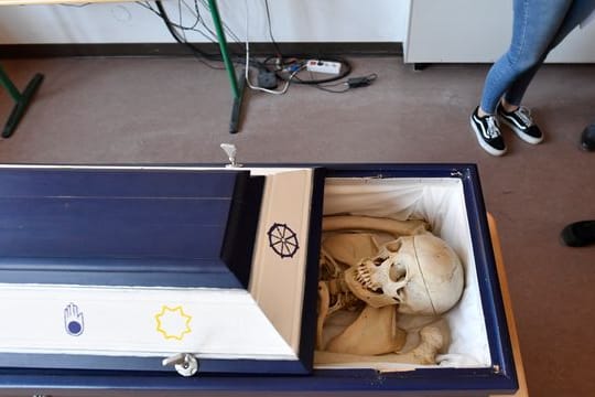 Seit 1952 lag dieser Sarg im Johannes-Sturmius-Gymnasium: Nun wurde das Skelett beerdigt.