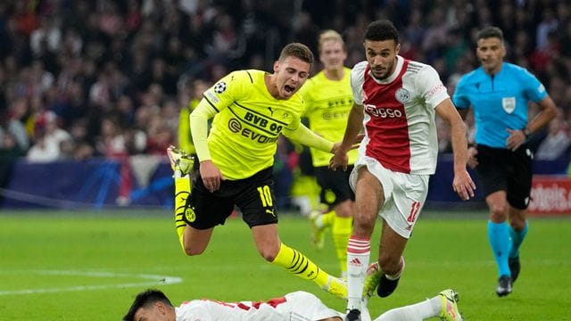 Amsterdams Noussair Mazraoui (r) soll zum FCB wechseln.