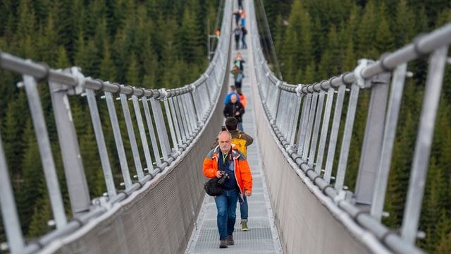 Blick auf die neue Brücke, die den Sauberg (Slamnik) mit der Bodenkoppe (Chlum) verbindet.
