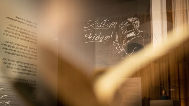 Ein lateinischer Text ("Silentium strictum"), auf einer Tafel geschrieben, ist Teil der Ausstellung "Tot oder lebendig?" im LWL-Landesmuseum für Klosterkultur. Ein lateinischer Text ("Silentium strictum"), auf einer Tafel geschrieben, ist Teil der Ausstellung "Tot oder lebendig?" im LWL-Landesmuseum für Klosterkultur.