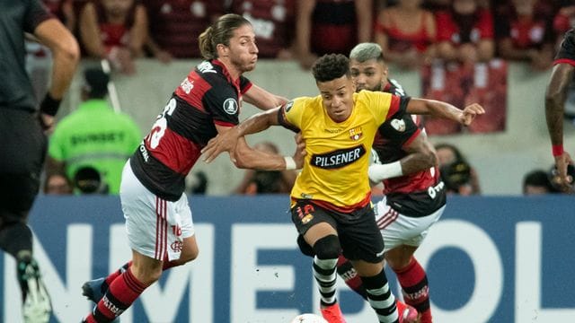 Der ecuadorianische Nationalspieler Byron Castillo (M) im Trikot von Barcelona SC Guayaquil in Aktion. Der ecuadorianische Nationalspieler Byron Castillo (M) im Trikot von Barcelona SC Guayaquil in Aktion.