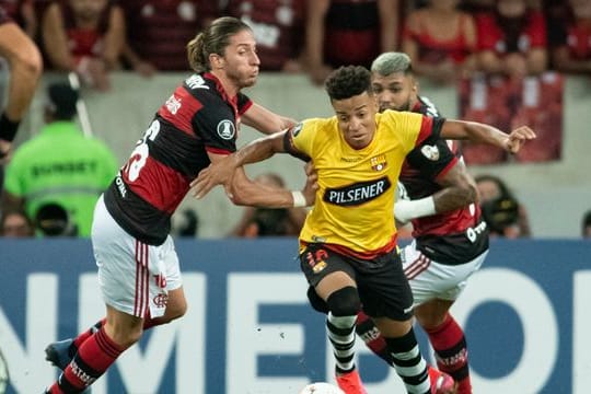 Der ecuadorianische Nationalspieler Byron Castillo (M) im Trikot von Barcelona SC Guayaquil in Aktion.