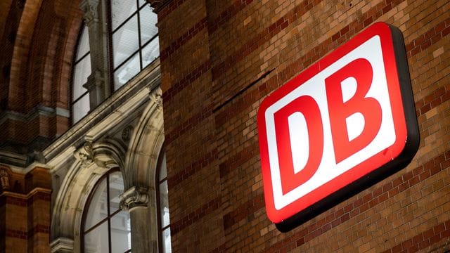 Mit dem von der Deutschen Bahn (DB) in Aussicht gestellten Sonderzug für Eintracht-Fans nach Sevilla wird es nichts. Mit dem von der Deutschen Bahn (DB) in Aussicht gestellten Sonderzug für Eintracht-Fans nach Sevilla wird es nichts.