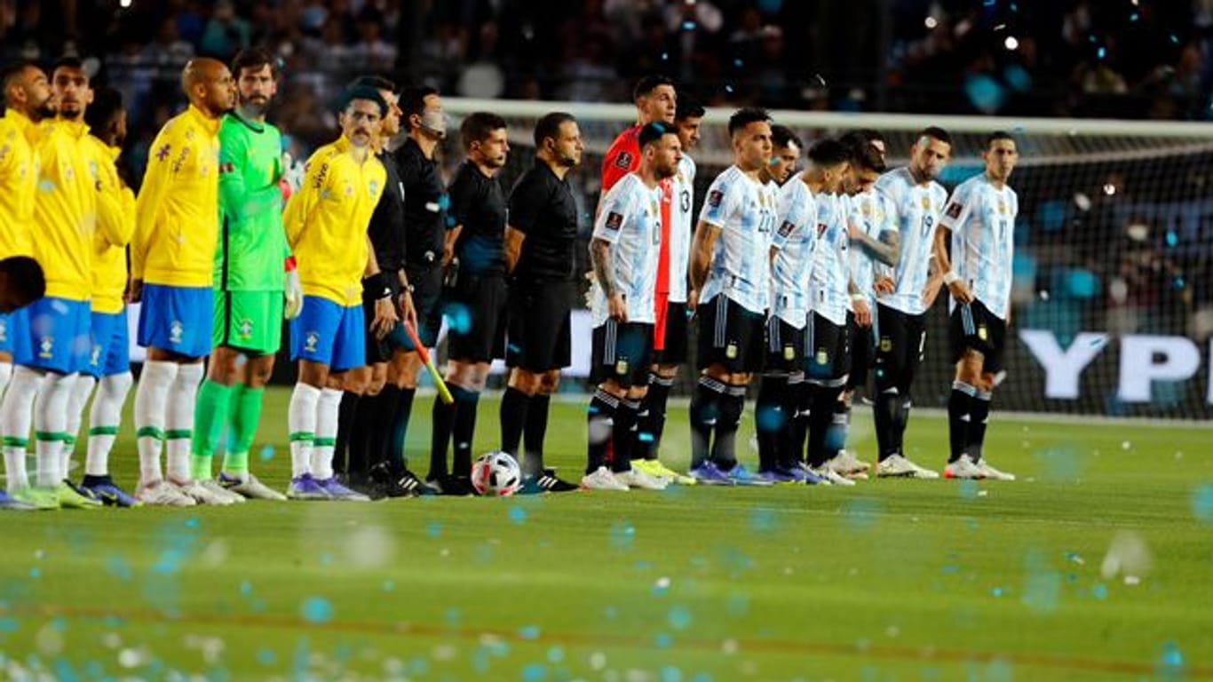 Brasiliens (l) und Argentiniens Nationalteams haben ein geplantes Testspiel abgesagt.