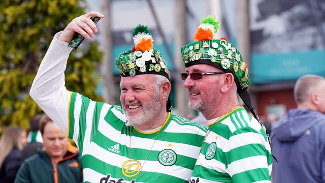 Fans von Celtic Glasgow in Feierstimmung.