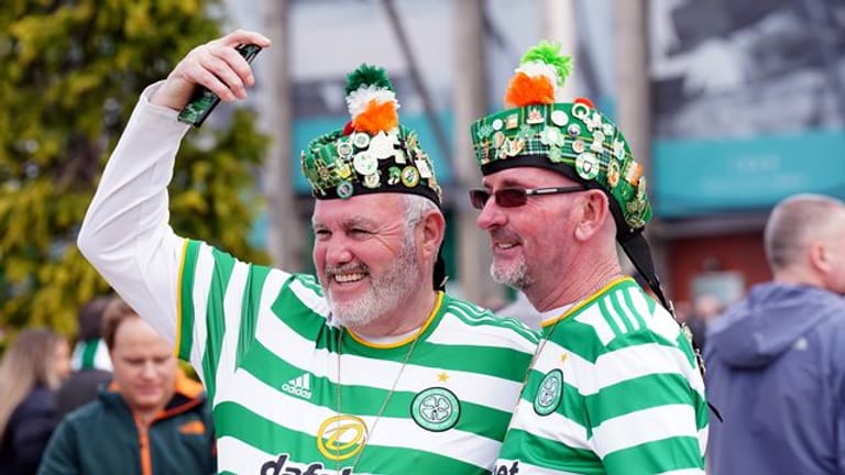 Fans von Celtic Glasgow in Feierstimmung.