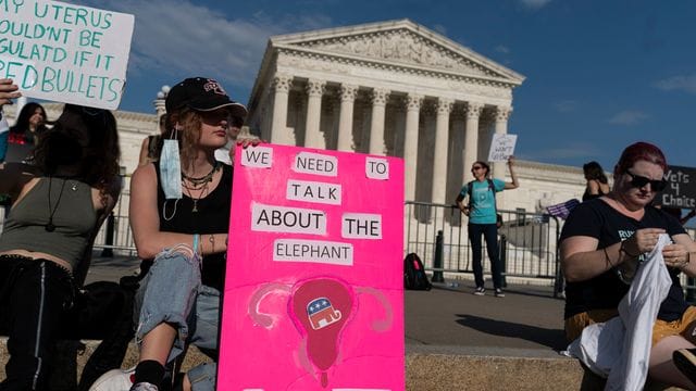 Demonstrantinnen protestieren vor dem Obersten Gerichtshof der USA in Washington für das Recht auf Abtreibung.