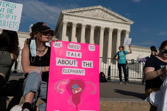 Demonstrantinnen protestieren vor dem Obersten Gerichtshof der USA in Washington für das Recht auf Abtreibung.