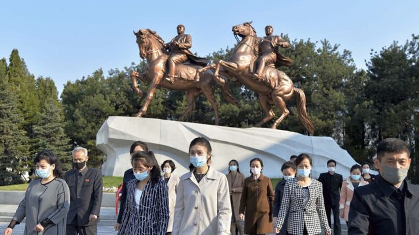 Menschen mit Mund-Nasen-Schutz im April in Pjöngjang.