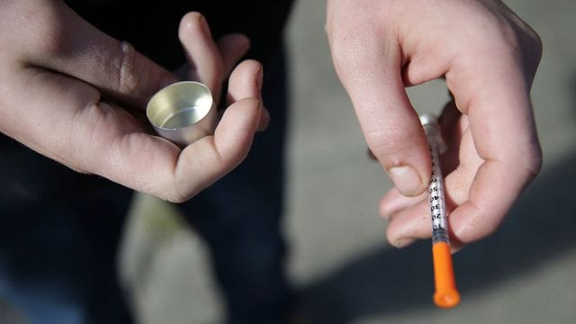 Ein Mann in Philadelphia hält eine Spritze für eine Fentanyl-Injektion in der Hand.