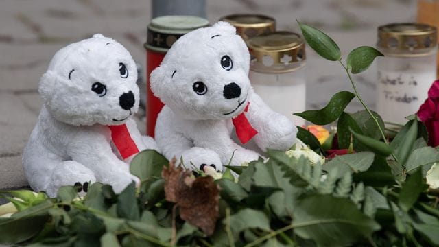 Kerzen, Plüschtiere und Blumen erinnern in Hanau an die toten Geschwister.