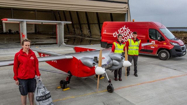 Die Royal Mail hat angekündigt, dass sie in den nächsten drei Jahren 50 neue "Postdrohnenrouten" für die Zustellung mit Drohnen einrichten will.