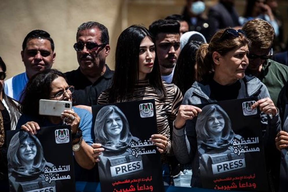 Palästinenser nehmen am Staatsbegräbnis für die Al-Dschasira-Reporterin Shireen Abu Akleh in der Präsidentenresidenz in Ramallah teil.