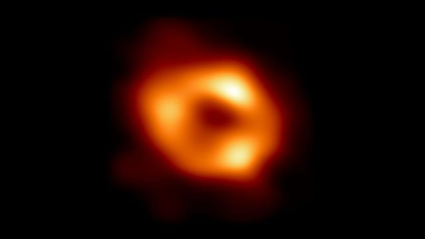 Das erste Bild von Sagittarius A*, dem Schwarzen Loch im Zentrum unser Galaxie, rund 27.