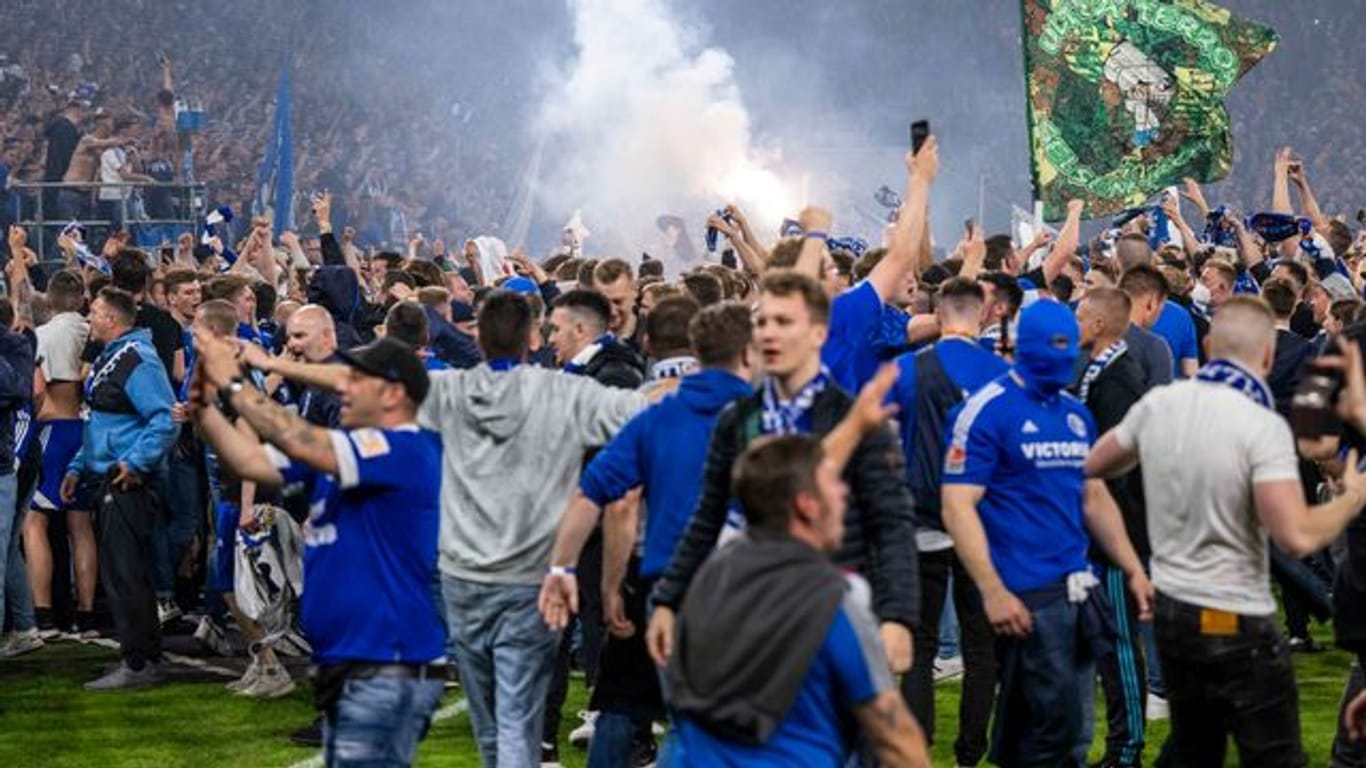 Schalke 04 prüft die Hinweise des verletzten Fans.
