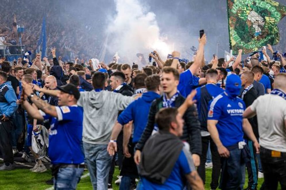 Schalke 04 prüft die Hinweise des verletzten Fans.