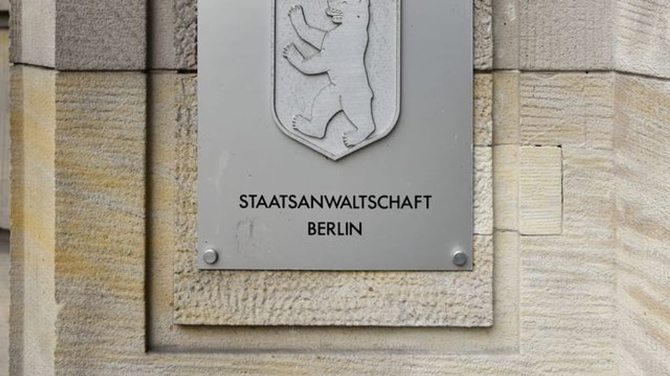 Amtsschilder vom Landgericht Berlin und der Staatsanwaltschaft Berlin.