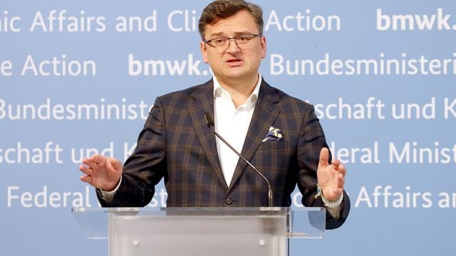 Der ukrainische Außenminister Dmytro Kuleba gibt nach seinem Treffen mit dem Bundeswirtschaftsminister ein Statement ab.