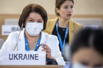 Botschafterin der Ukraine Yevheniia Filipenko bei der Sondersitzung des Menschenrechtsrates am europäischen Hauptsitz der Vereinten Nationen.