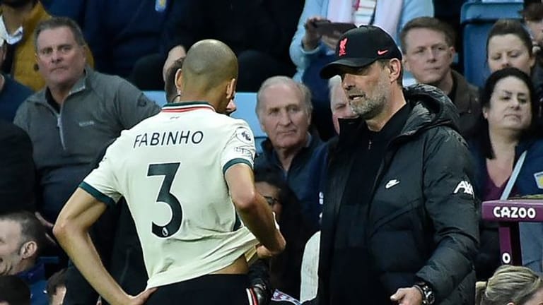 Liverpools Fabinho (l) spricht mit seinem Trainer Jürgen Klopp.