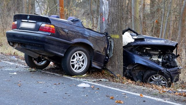 Ein Auto hat sich bei einem Verkehrsunfall in einen Baum verkeilt (Archivfoto). Ein Auto hat sich bei einem Verkehrsunfall in einen Baum verkeilt (Archivfoto).